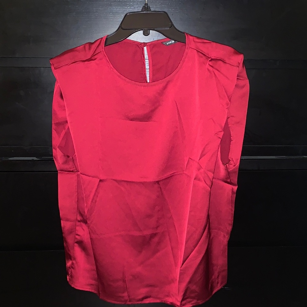 Cute shoulder pad silk top/tank!